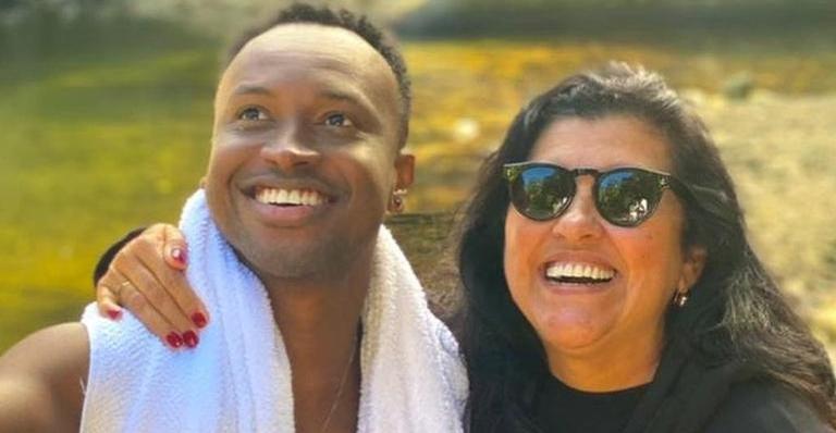 Regina Casé mostra Thiaguinho usando seu casaco e declara: ”Geral tá pedindo pra você voltar”