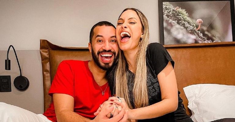 Sarah e Gil, do BBB21, surgem juntos em clique: ”Sextou”