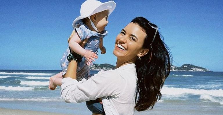 Talita Younan mostra a filha na praia pela primeira vez: ”Que sensação maravilhosa”
