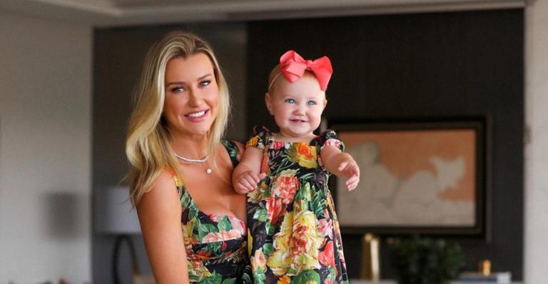 Ana Paula Siebert compartilha registro fofíssimo de sua filha, Vicky: ”Uma joia rara”