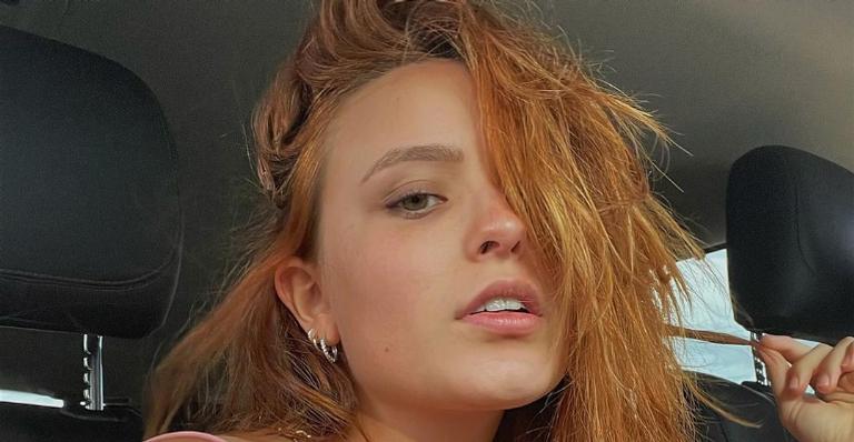 Larissa Manoela arranca suspiros ao curtir dia de praia no Rio de Janeiro: ”Meu novo habitat!”