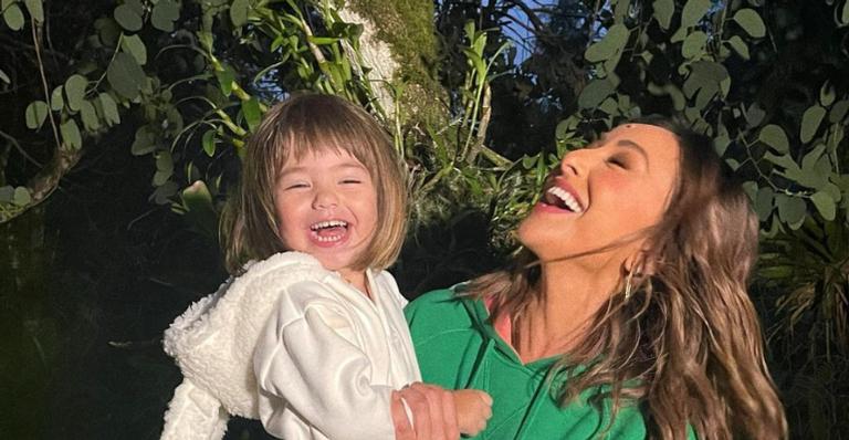 Sabrina Sato curte momentos com a filha nos bastidores da ‘Ilha Record’: ”Doses de amor”