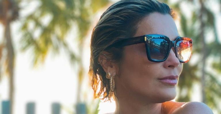 Flávia Alessandra e as filhas se divertem em dunas no Ceará