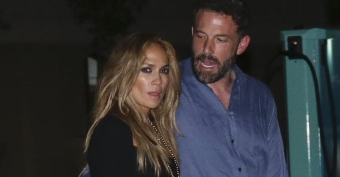 Com look poderoso, Jennifer Lopez comemora aniversário de 52 anos ao lado de Ben Affleck