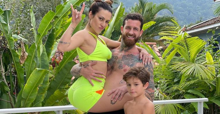 Cleo surge ao lado da sogra, do marido e do enteado ao curtir delicioso dia de sol