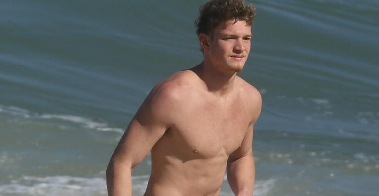 Pedro Novaes troca beijos com morena em dia de praia no Rio de Janeiro