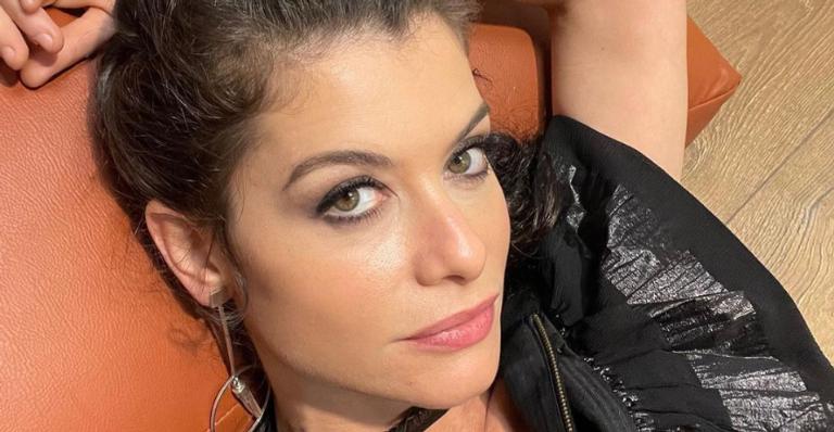 Alinne Moraes aposta em look ousado com transparência e fãs elogiam: ”Maravilhosa”