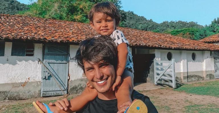 Bruno Guedes aproveita dia de praia com o filho e cachorrinho: ”Fazendo novas amizades”