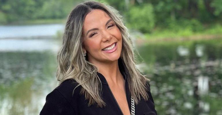 De biquíni, Carla Perez curte passeio de barco com a família e rouba a cena: ”Que corpaço é esse?”