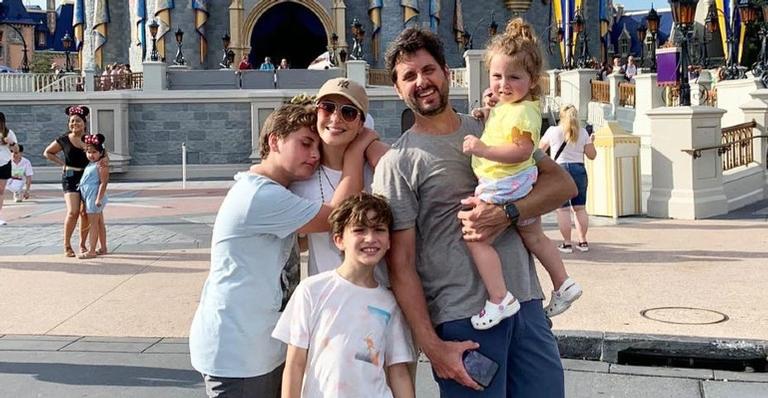 Na Disney, Claudia Leitte compartilha registros em família: ”Experiência mais do que especial”