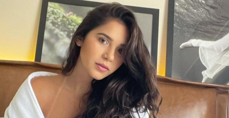 Gizelly Bicalho ostenta corpaço com maiô cavado e todo recortado: ”Espetáculo de mulher”