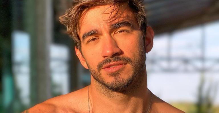 Guilherme Napolitano recebe primeira dose da vacina contra Covid-19: ”Enfim, vacinado”