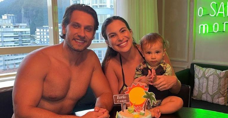Kamilla e Eliéser celebram 10 meses de Bento em festinha com tema de praia