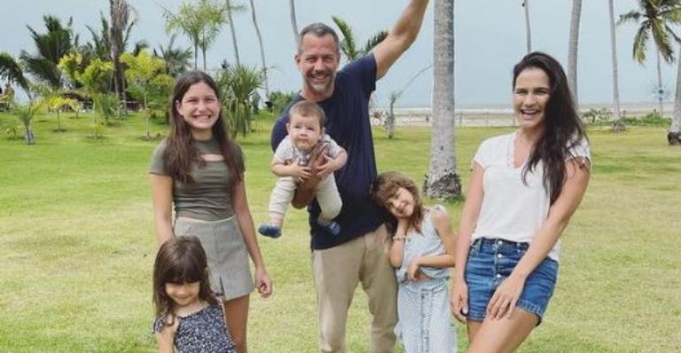 Kyra Gracie e Malvino Salvador compartilham fotos das férias com os filhos em Alagoas