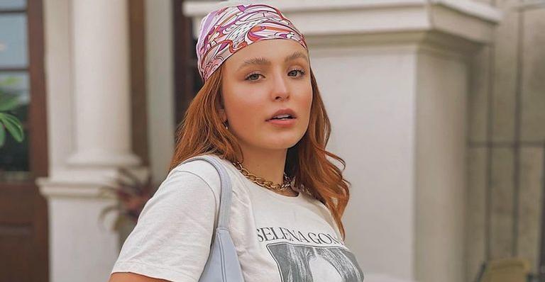 Larissa Manoela surge arrasadora com look de barriga de fora