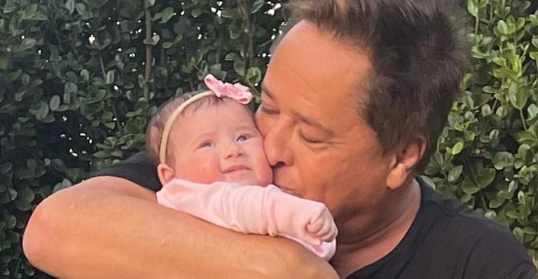 Leonardo surge agarradinho com a neta, Maria Alice, e encanta: ”Que amor!”