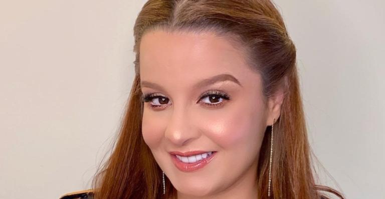 Sem sutiã, Maiara escolhe vestido curtinho e com decote transparente até o umbigo: ”Deslumbrante”