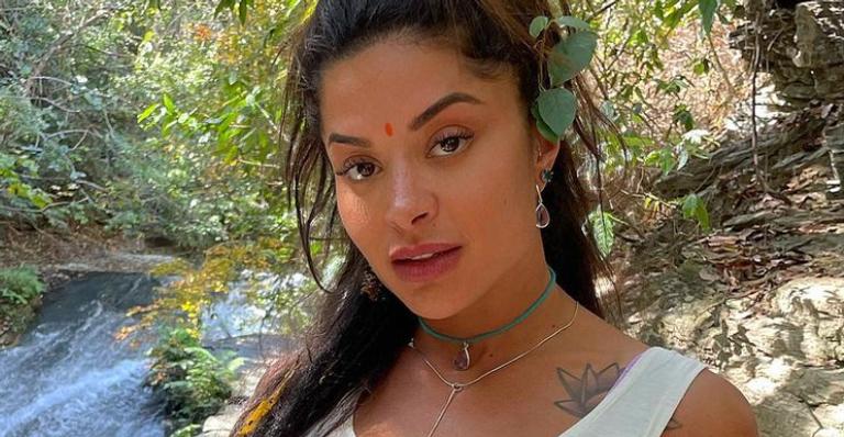 No Pantanal, Aline Riscado encanta web ao aparecer fazendo carinho em cavalo: ”Eles sentem”