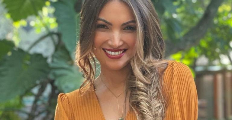 Patrícia Poeta mostra boa forma com look justinho na orla da praia