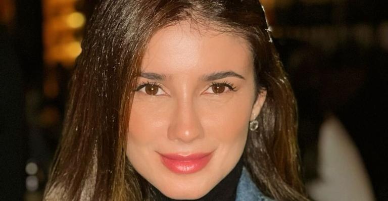 Em Angra, Paula Fernandes curte praia de biquíni e para tudo com shape impecável: ”Sensacional!”