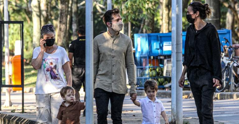Viúvo de Paulo Gustavo, Thales Bretas, é flagrado passeando com os filhos e a amiga