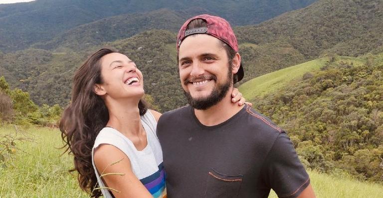 Yanna Lavigne e Bruno Gissoni aparecem em sequência de fotos românticas
