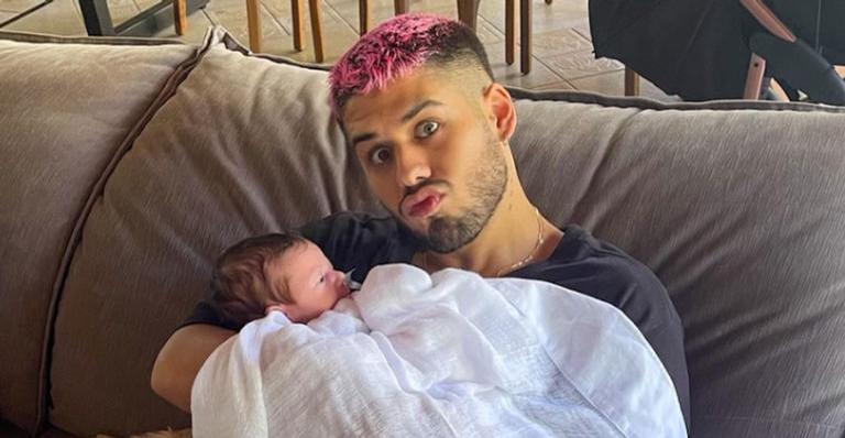 Zé Felipe surge com Maria Alice no colo em clique fofo e encanta a web: ”Lindos demais!”