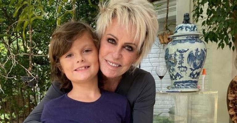 Ana Maria Braga aproveita caminhada na praia com o neto, Bento