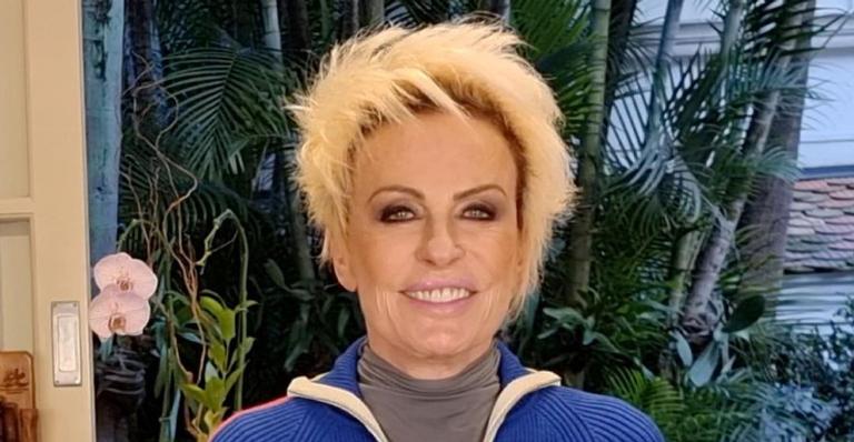 Ana Maria Braga curte pôr do sol com a família em praia paradisíaca durante viagem de férias