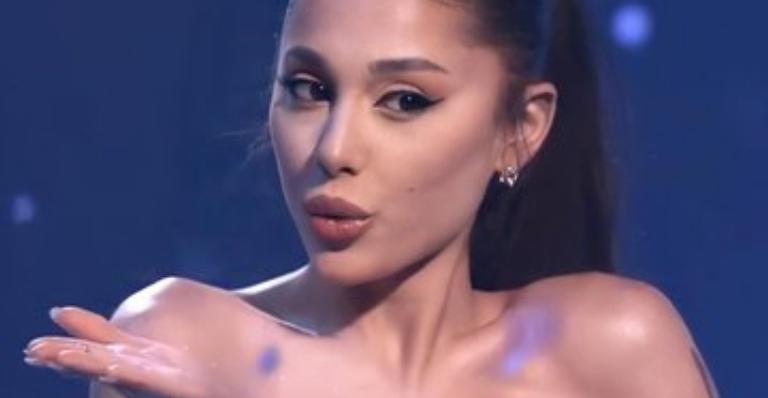 Ariana Grande solta a voz em trailer divertido para nova temporada do ‘The Voice’: ”Honrada”