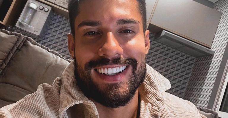 Bil Araújo é vacinado contra a Covid-19 e celebra com os fãs: ”Gratidão, essa é a palavra”