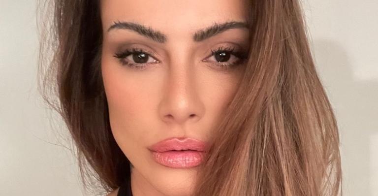 Cleo eleva a temperatura e ostenta corpaço com micro vestido prateado: ”Deslumbrante”