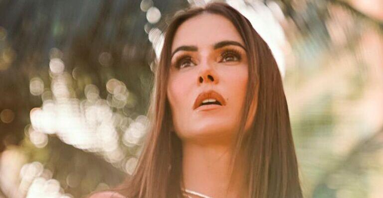 Deborah Secco dispensa sutiã ao apostar em vestido brilhante arrasador