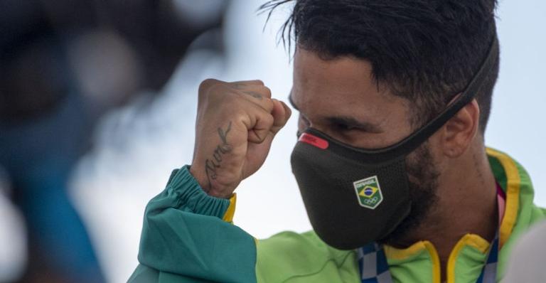 Histórico! Famosos comemoram medalha de ouro de Ítalo Ferreira no surfe