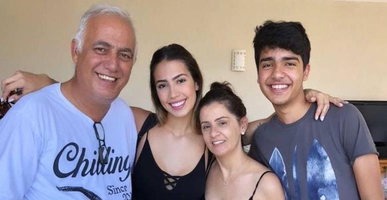 Gabi Brandt relembra clique com a família e diz: ”Maior saudade”
