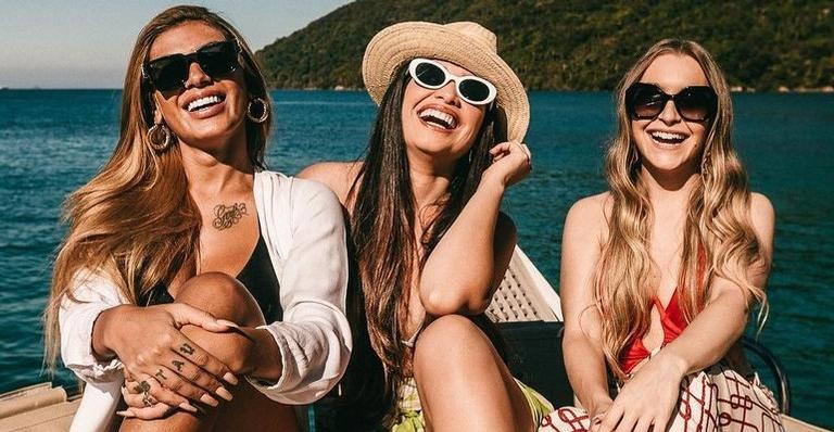 Juliette, Pocah e Carla Diaz ostenta corpaços de biquíni durante passeio de barco: ”Deusas”