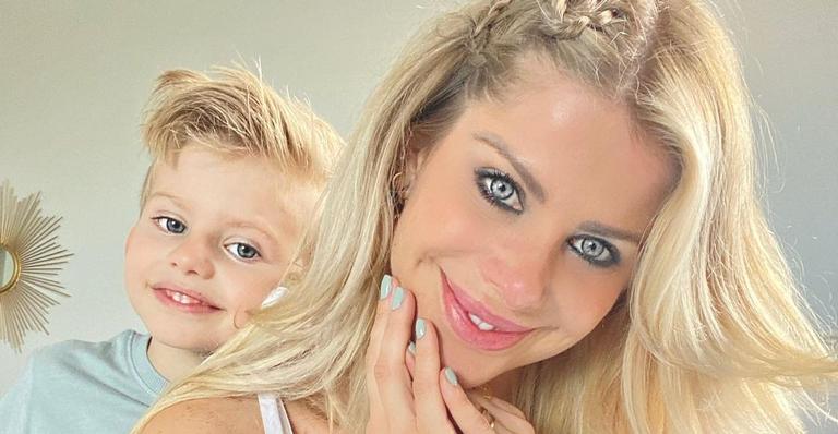 Karina Bacchi mostra Enrico escalando a cama e brinca: ”Participando das Olimpíadas”
