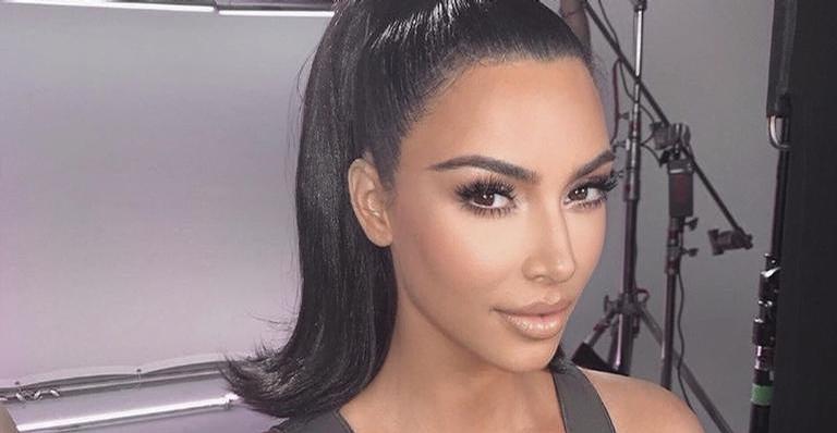 Kim Kardashian deixa web boquiaberta ao relembrar cliques na adolescência: ”2001”