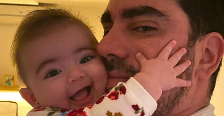 Patrícia Cardoso registra momento fofo de Marcelo Adnet com a filha em piscina: ”Peixinhos”