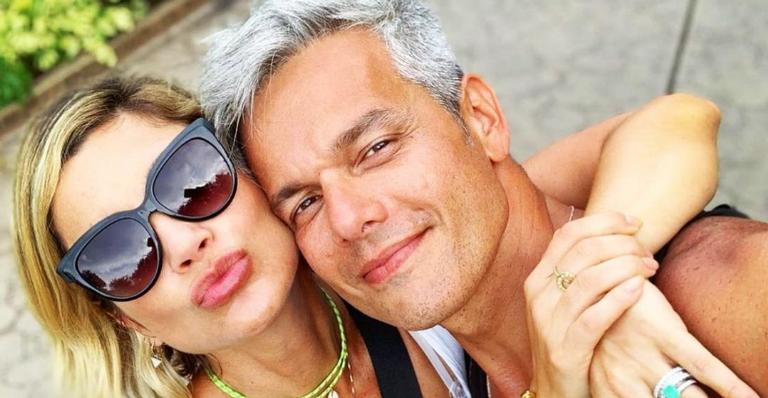 Otaviano Costa surge em clima de romance ao lado de Flávia Alessandra: ”Muito love!”