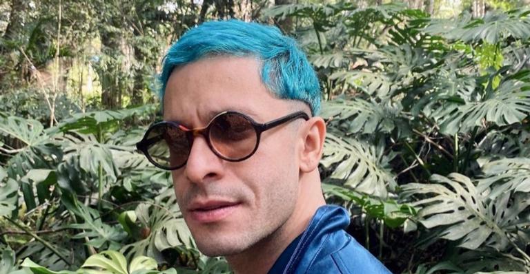 Rainer Cadete exibe roteiros de ‘Verdades Secretas 2’ e brinca: ”Café ou chá pra encarar?”