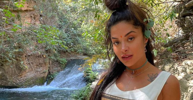 Aline Riscado fala sobre trocas de energia com a natureza: ”Já abraçou uma árvore essa semana?!”