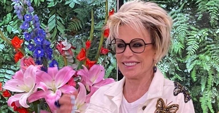Aos 72 anos, Ana Maria Braga exibe corpão em biquíni fininho durante férias