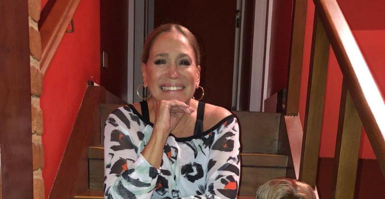 Susana Vieira surge radiante ao lado do cachorrinho de estimação: ”Solteira no Rio de Janeiro”