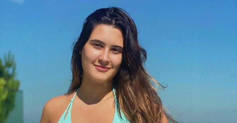 Na Bahia, Bia Bonemer posa de biquíni e brinca: ”Pontinho vermelho no mar”