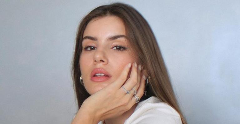 Camila Queiroz esbanja talento e boa forma ao exibir treino de muay thai