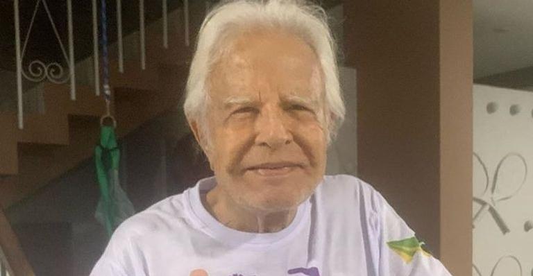 Cid Moreira toma vacina contra a gripe e incentiva internautas: ”Muito importante”