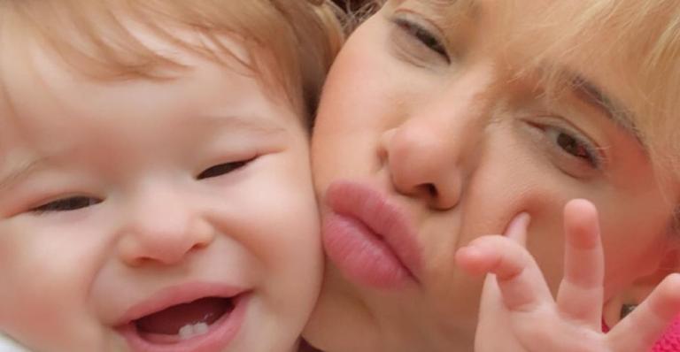 Dany Bananinha encanta fãs com clique da filha e cachorrinha: ”Amo essa dupla”