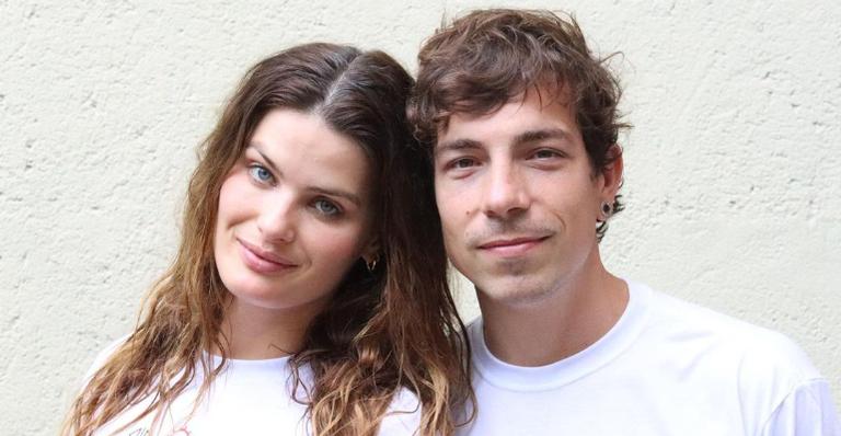 Na Itália, Di Ferrero e Isabeli Fontana fazem passeio romântico de bicicleta e encantam web