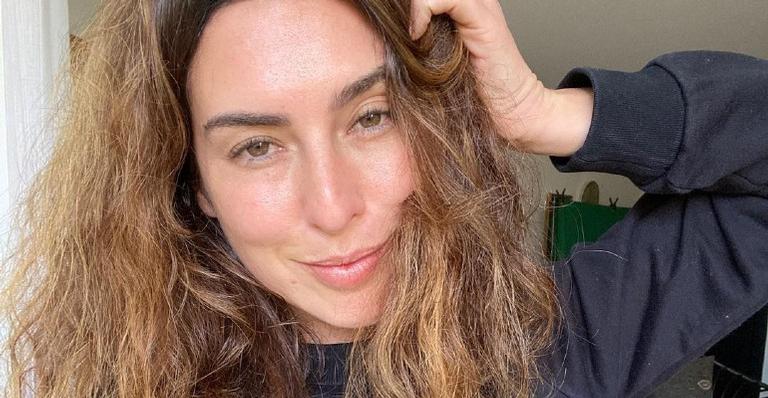 Fernanda Paes Leme conquista a web ao postar selfies no fundo verde